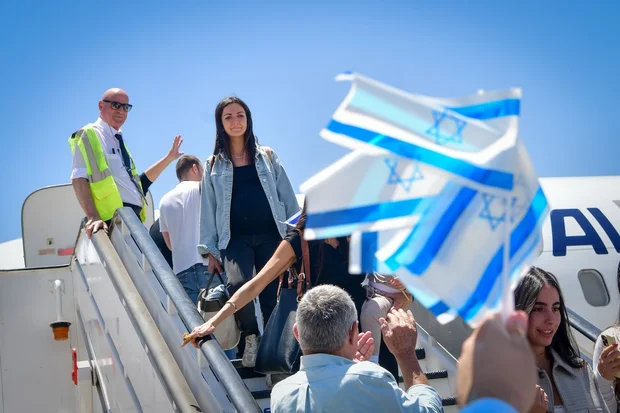 Os judeus devem combater o antissemitismo em seu país ou se mudar para Israel?