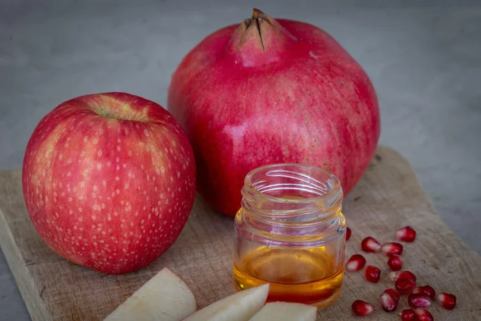 Illustration of apple, honey and pomegranate