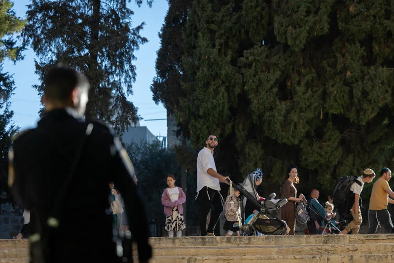 Orthodox Jews accompanied by Israeli border police on the Temple Mount