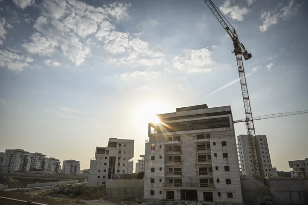 View of a construction site for new housing in the southern Israeli city of Sderot, November 5, 2025. (Photo: Michael Giladi/Flash90)