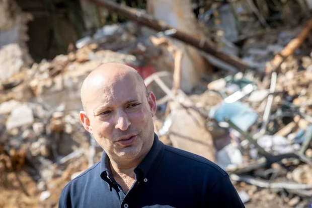 Naftali Bennett at the scene where a ballistic missile fired from Iran hit Tel Aviv overnight, causing heavy damage, March 1, 2026. (Photo: Chaim Goldberg/Flash90)