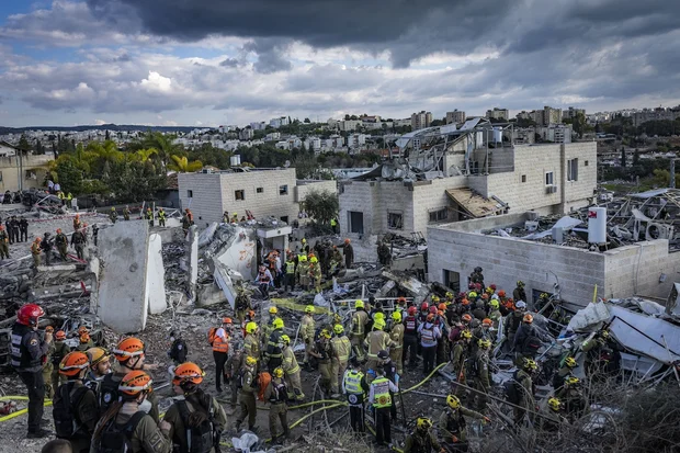 Israeli security and rescue forces operate at the scene where a ballistic missile fired from Iran struck Beit Shemesh, central Israel, March 1, 2026. (Photo: Yonatan Sindel/Flash90)