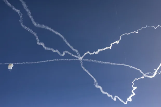 Forças de Defesa de Israel eliminam 100 terroristas do Hezbollah e 60 centros de comando | Ataques israelenses em larga escala contra o Irã, incluindo instalações nucleares em Teerã | Irã ataca 5 países do Golfo em meio a interrupção recorde no fornecimento de petróleo