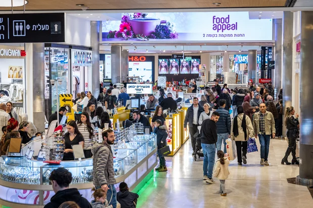 People shopping at the Malha Mall in Jerusalem, March 29, 2026. (Photo: Noam Revkin Fenton/Flash90)