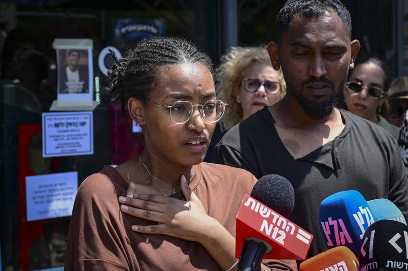 The family of Pizza Hut employee Yemanu Binyamin Zalka hold a press conference outsie of the restaurant where Zalka worked and was murdered. Zalka was stabbed and later died of his wounds on the eve of Independence Day, April 27, 2026. Photo by Avshalom Sassoni/Flash90