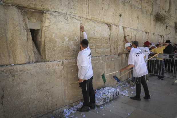 Western Wall Foundation cleans tens of thousands of prayer notes ahead of High Holidays