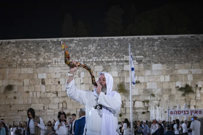 A Jewish man blows a shofar at the Western Wall in Jerusalem’s Old City during the final Selichot prayers ahead of Yom Kippur, September 19
