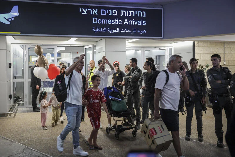 Passengers from Flydubai flight FZ1073 walk with their family members through the arrivals hall at Ben Gurion International Airport near Tel Aviv, after their original flight from Dubai to Israel was diverted to Saudi Arabia following a suspected terror attack, September 30, 2026. Photo by Flash90