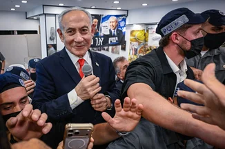 Israeli Prime Minister and Likud party chairman Benjamin Netanyahu visits the Hatikva Market in Tel Aviv as part of the Likud party’s election campaign ahead of Israel’s upcoming general elections, October 22, 2026. (Photo: Avshalom Sassoni/Flash90)