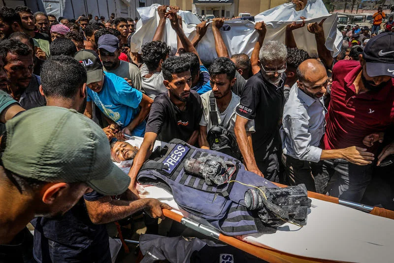 Palestinians bid farewell to Palestinian journalist
