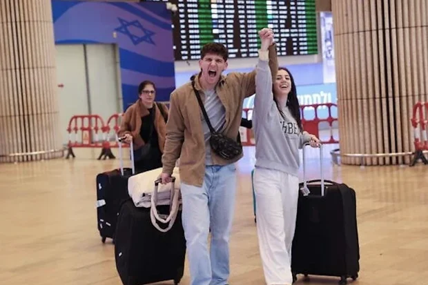 An Israeli couple arrives at Tel Aviv’s Ben-Gurion International Airport on first repatriation flights on March 5, 2026. (Photo: Israel Airports Authority)