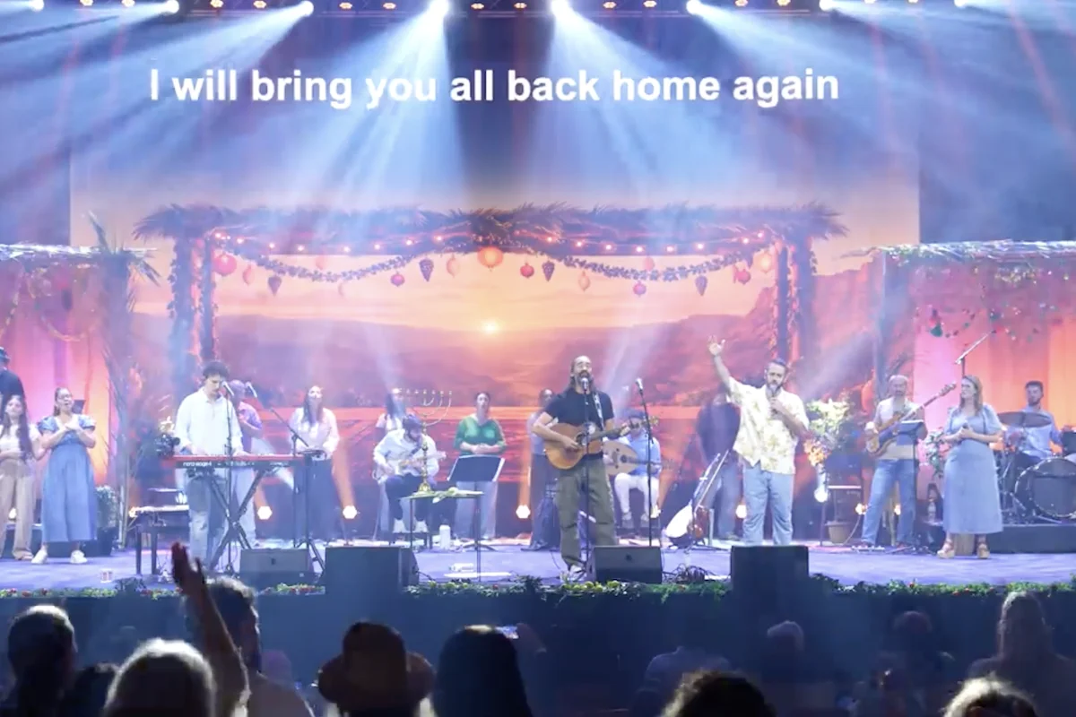 Aaron Shust leading worship with the local Israeli band Solu (Photo: ALL ISRAEL NEWS)