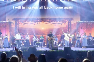 Aaron Shust leading worship with the local Israeli band Solu (Photo: ALL ISRAEL NEWS)