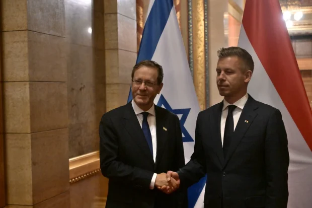 Ungarn bekräftigt während des Besuchs von Herzog die Beziehungen zu Israel und verurteilt Antisemitismus